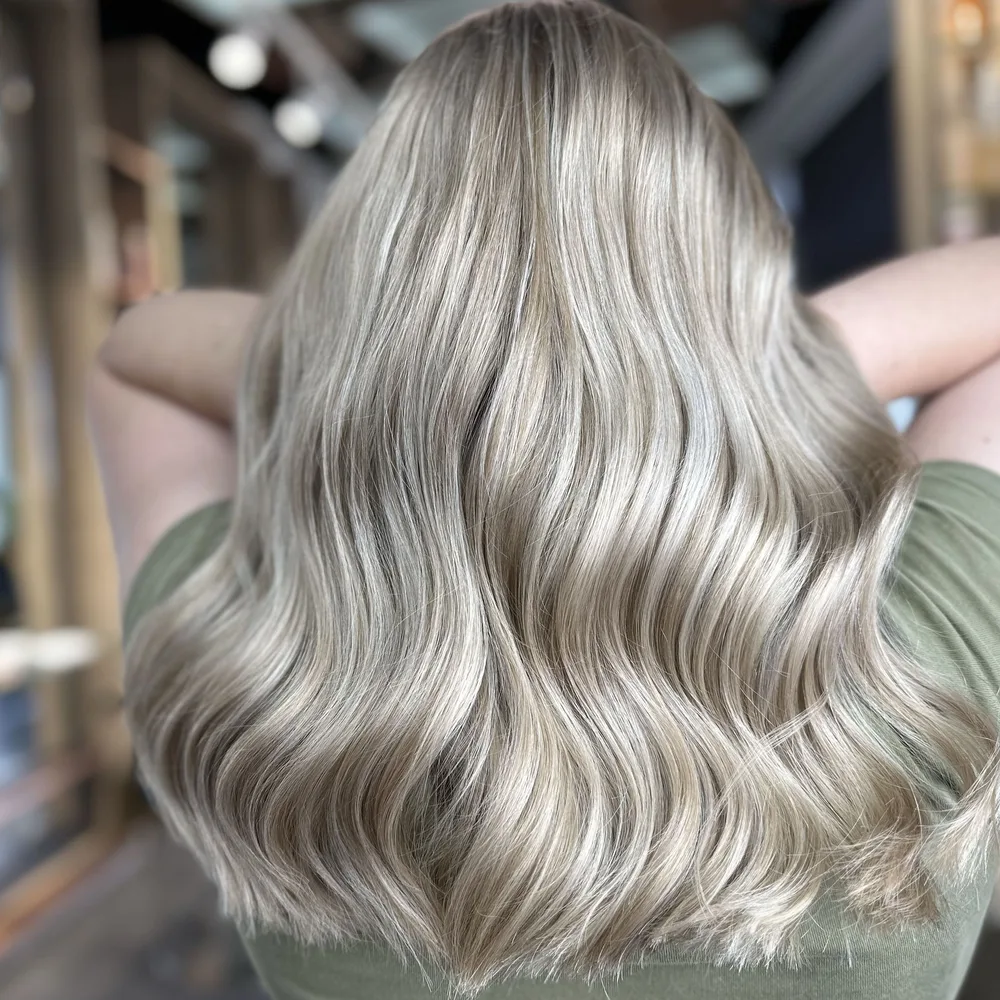Metamorfoza — Kompletna zmiana koloru — od ciemnego do jasnego blondu | Realizacja Creative Hair Studio Gdańsk