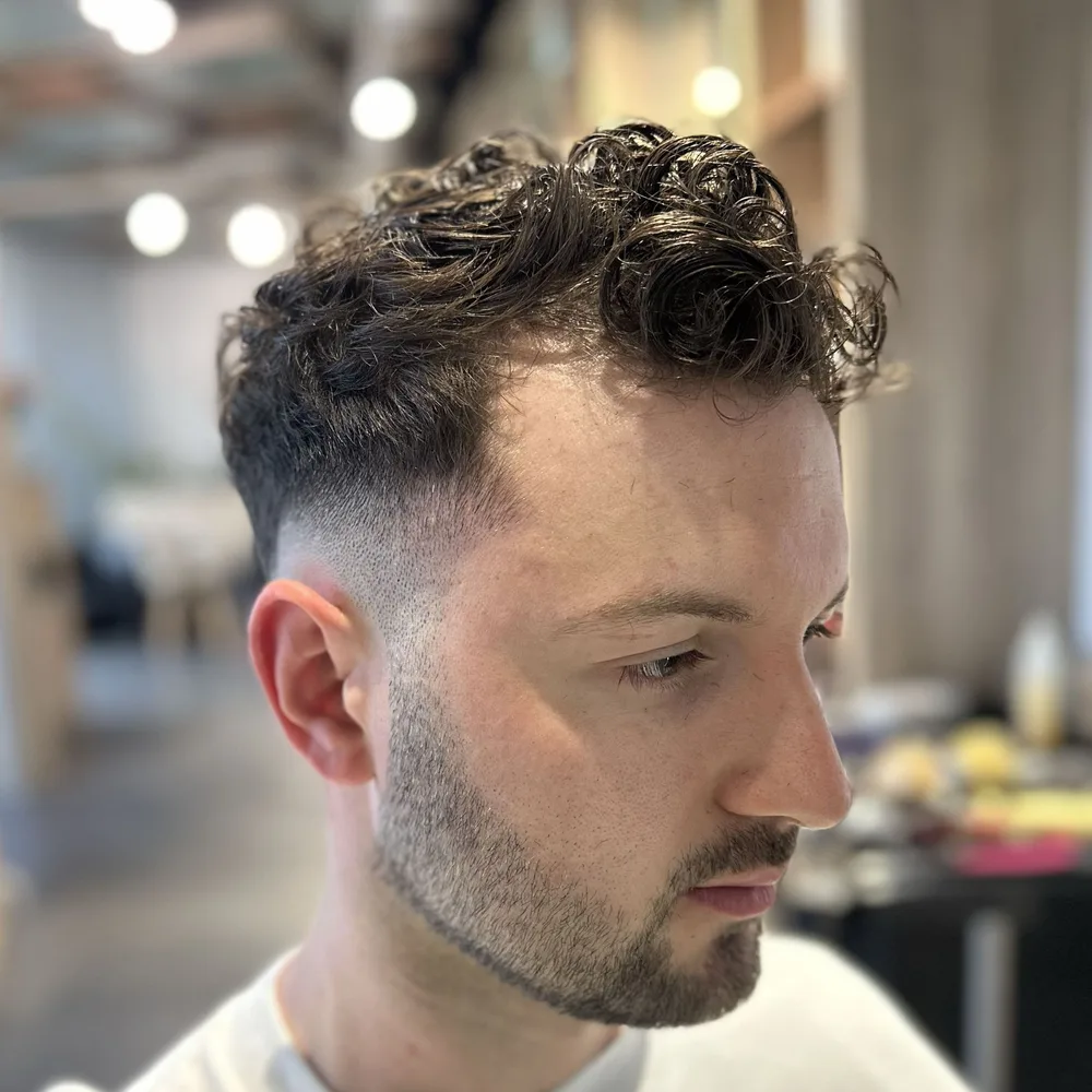 Strzyżenie męskie — Precyzyjny fade z teksturą na górze | Realizacja Creative Hair Studio Gdańsk