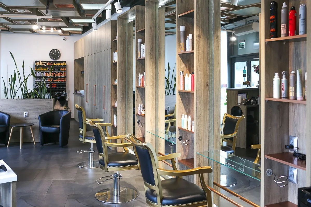 Stanowiska fryzjerskie w Creative Hair Studio Gdańsk — drewno, naturalne światło, loftowy klimat