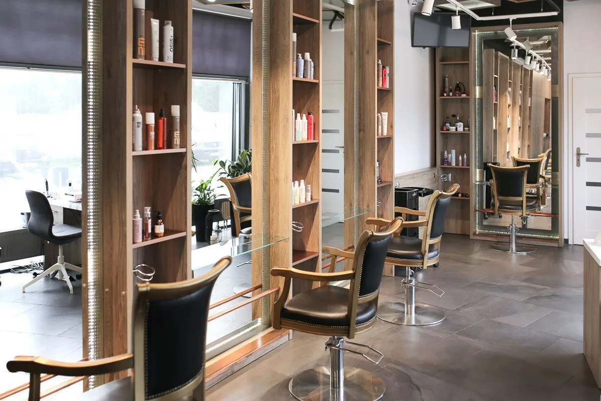 Wnętrze Creative Hair Studio — loftowa przestrzeń premium salonu fryzjerskiego w Gdańsku Zaspie